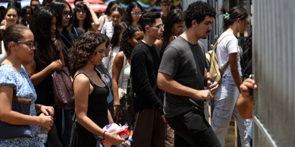 Enem: provas foram longas, mas com questões fáceis, dizem candidatos