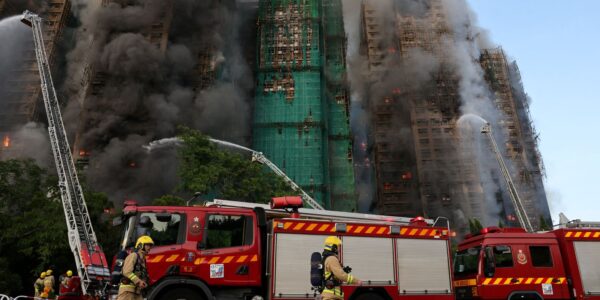 Internacional: incêndio em Hong Kong deixa dezenas de mortos e feridos