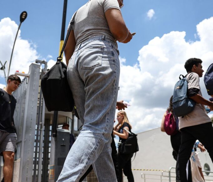 No DF, candidatos do Enem chegam cedo sob sol forte e ansiedade