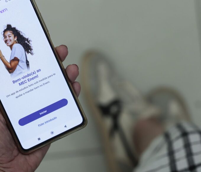 Participantes do Enem podem estudar por aplicativo do MEC para domingo