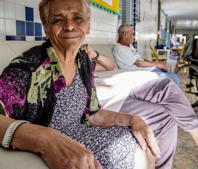 Tema da redação do Enem ajuda a debater etarismo, dizem professores