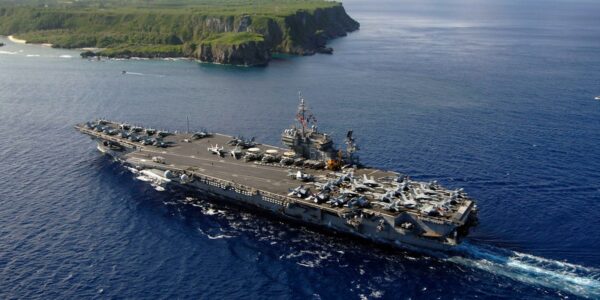 Venezuela entra em alerta máximo com chegada de porta-aviões ao Caribe