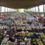 bancas de frutas dentro da marquise da Ceagesp