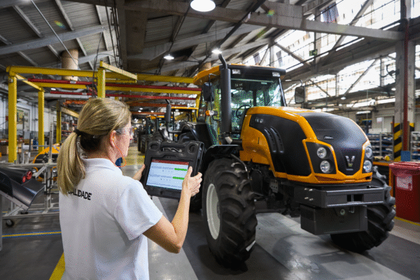 produção de trator na fábrica da AGCO
