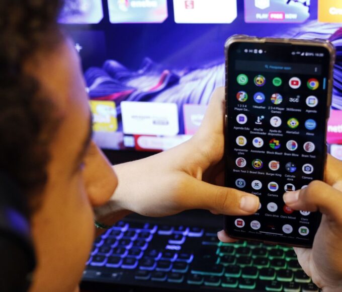 Especialistas elogiam lei que proíbe redes para menores de 16 anos