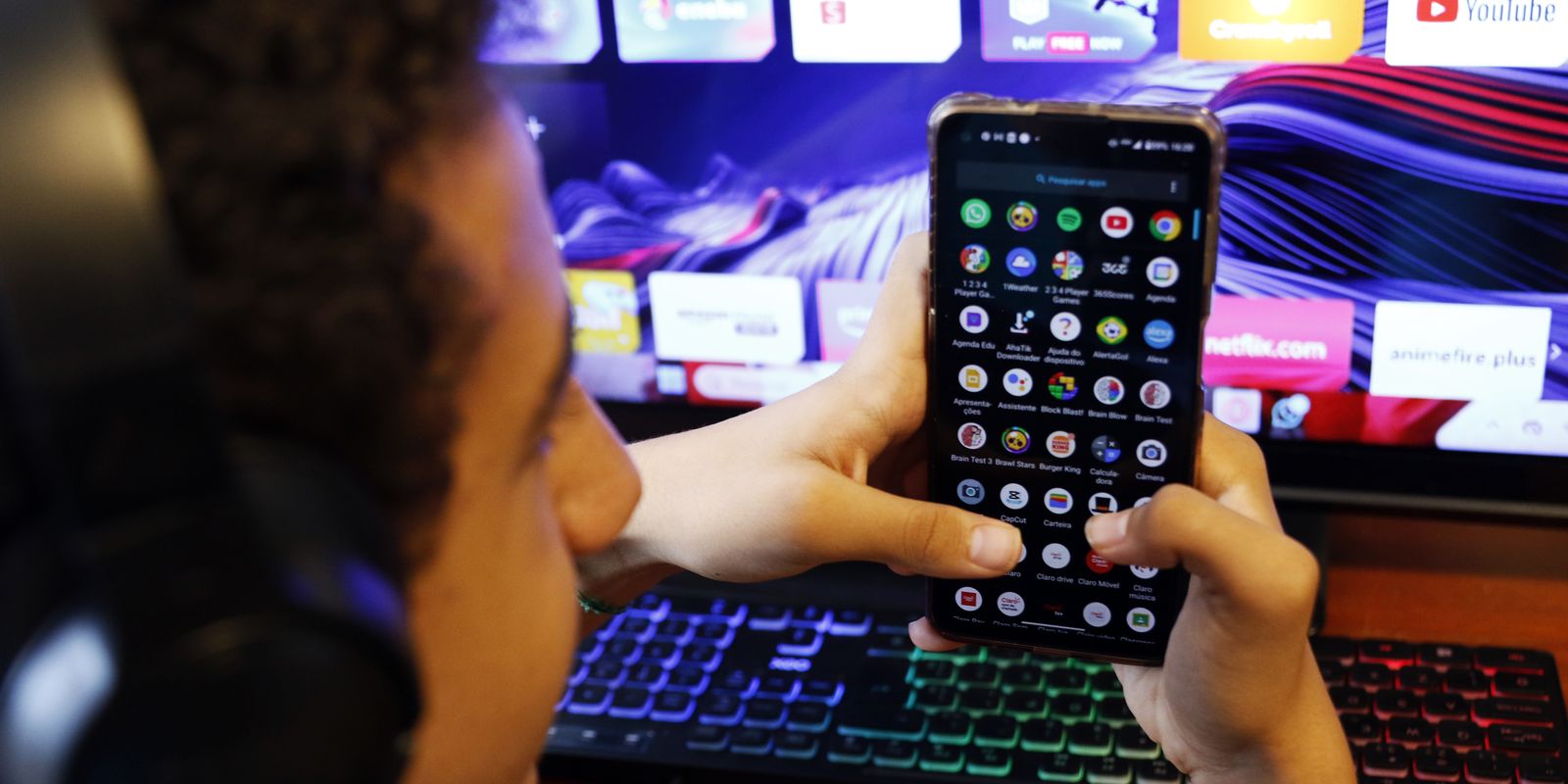 Especialistas elogiam lei que proíbe redes para menores de 16 anos