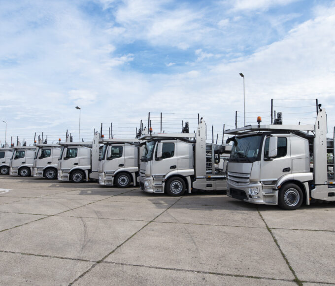 Grupo de caminhões estacionados, frota