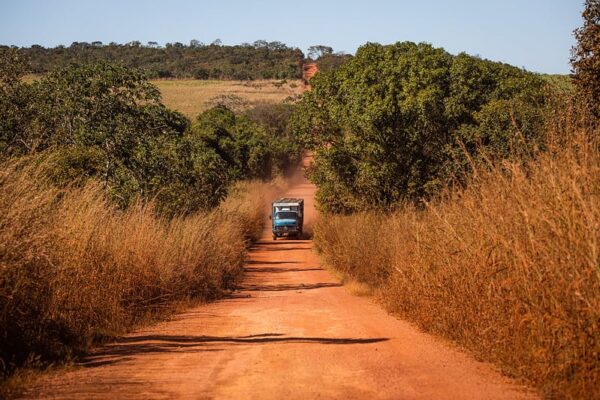 caminhão em estrada de terra