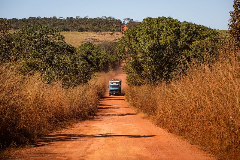 caminhão em estrada de terra