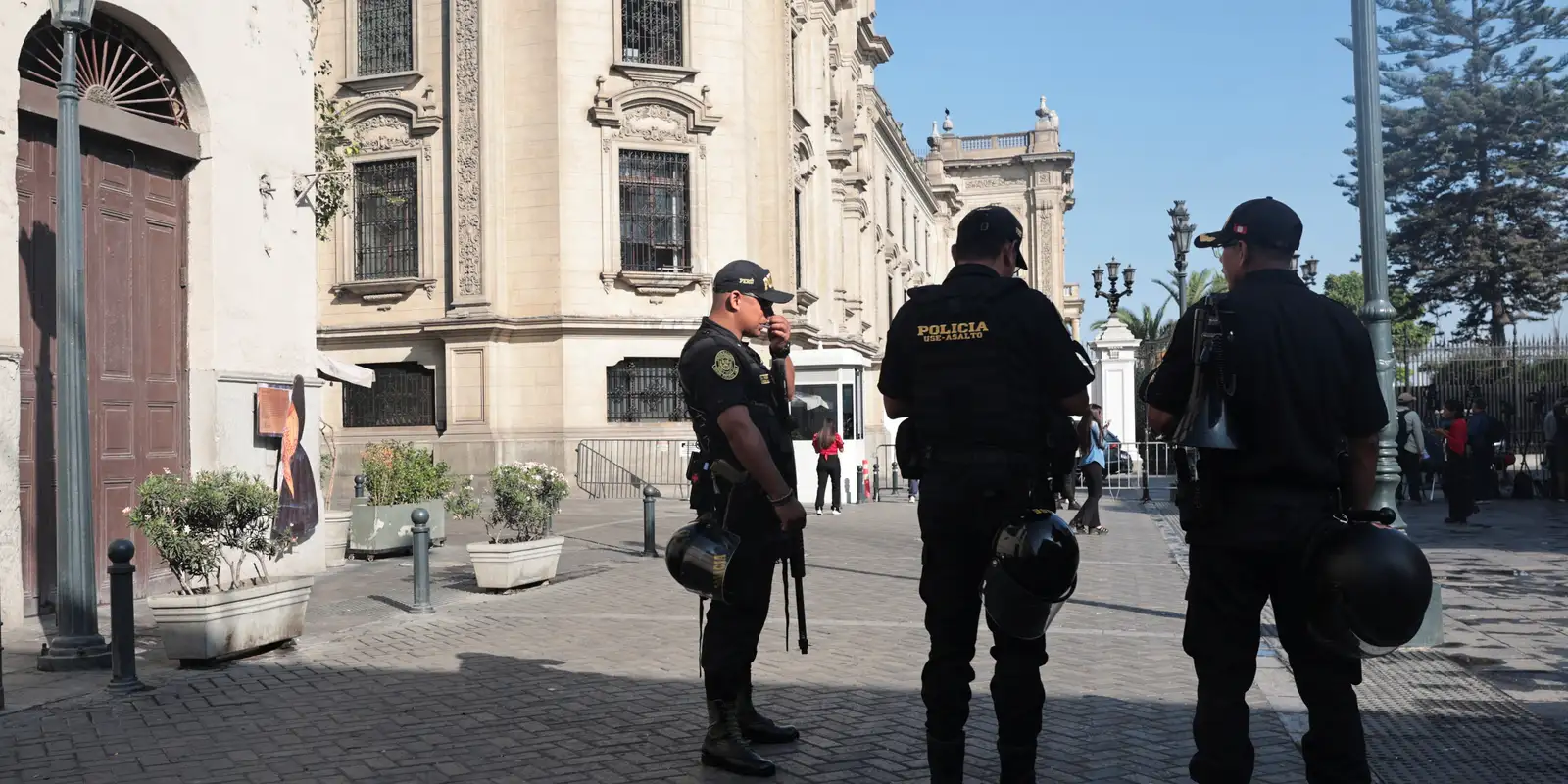 Pré-candidato à presidência do Peru, Belaúnde é alvo de ataque a tiros