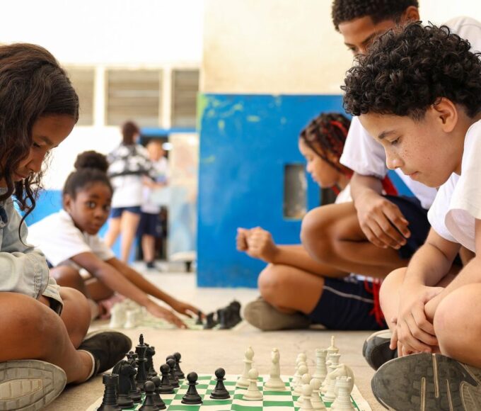 MEC fará pesquisa sobre impacto da restrição de celular nas escolas