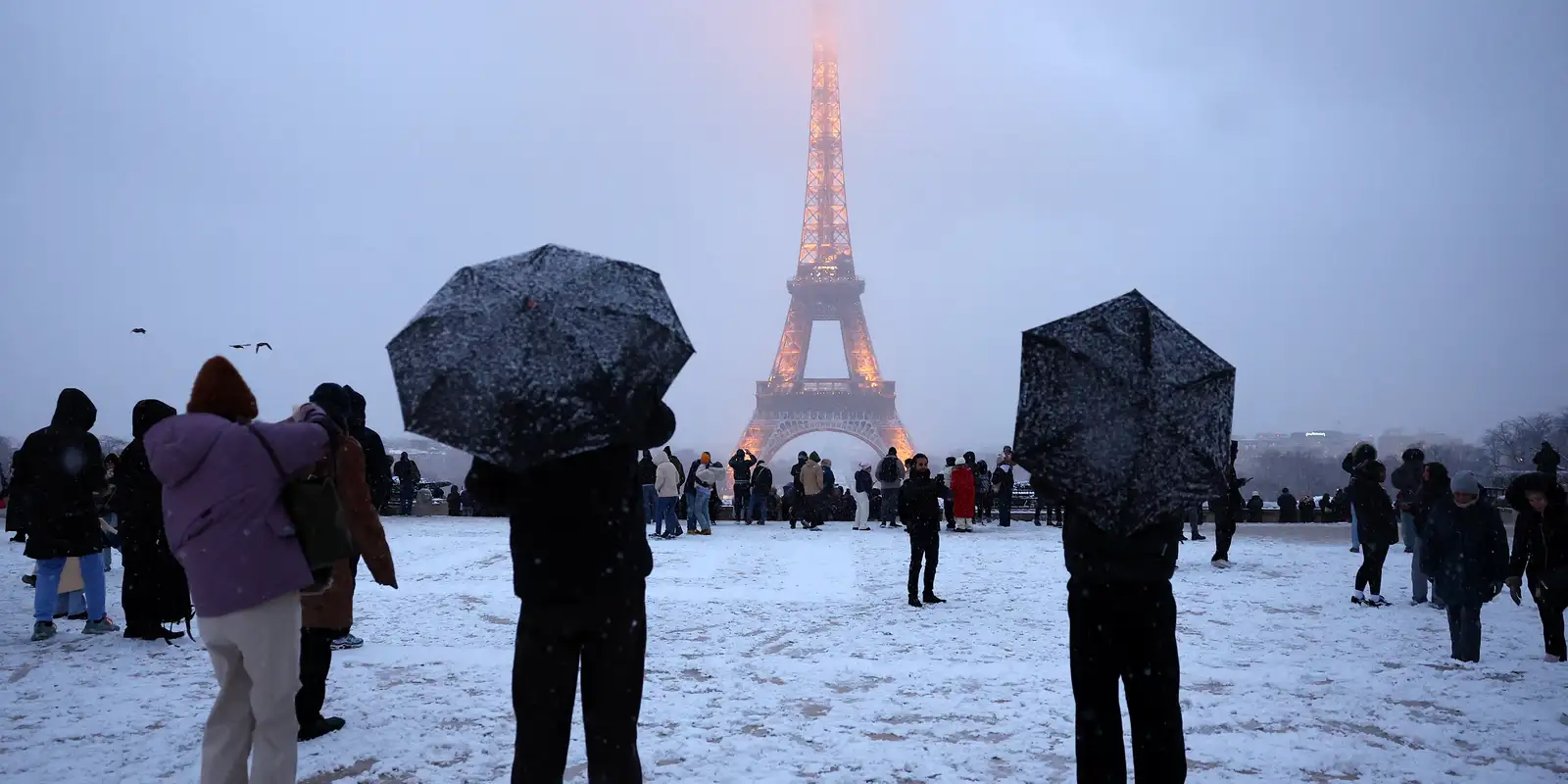 Onda de frio na Europa: na França, forte nevasca cobre Paris de branco