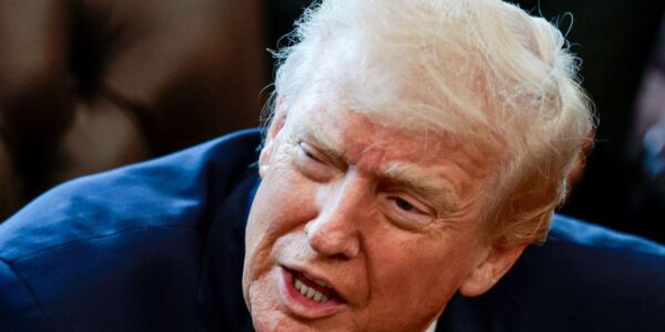 Para barrar “terceiro mundo”, Trump suspende vistos de imigração