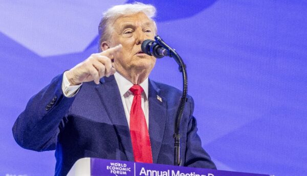 Trump fala em corte de juros em Davos e dólar reage