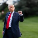 Trump com pulso erguido