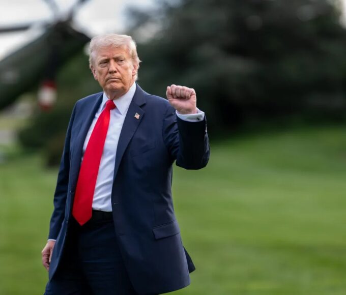 Trump com pulso erguido