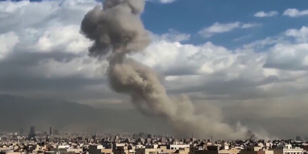 Israel e EUA atacam alvos no Irã