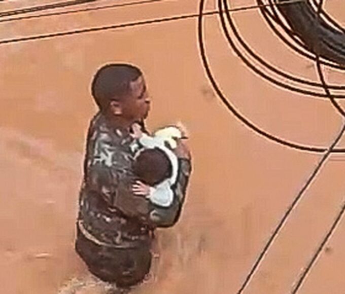 Soldado salva bebê em enchente em Minas