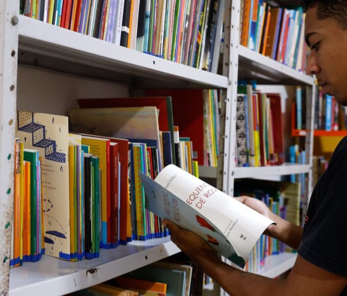 Alerj aprova formação de jovens para promover leitura e escrita no RJ