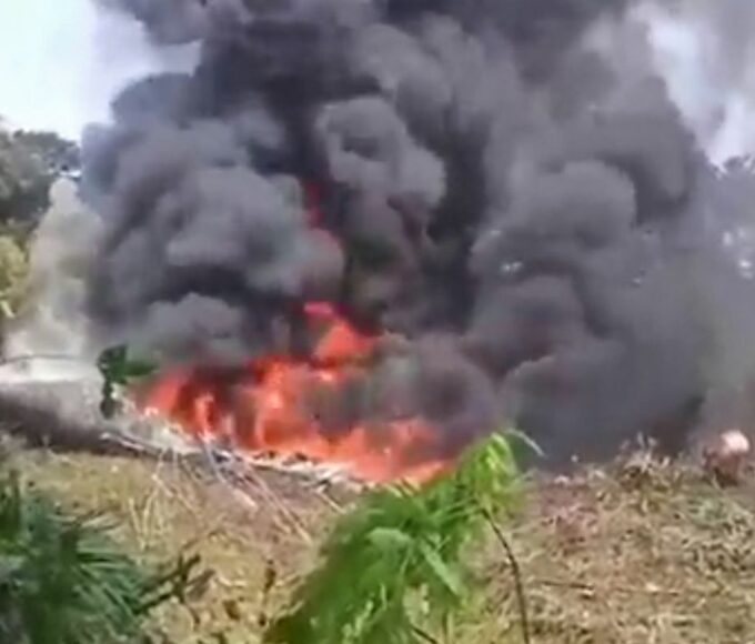 Avião militar com mais de 100 soldados a bordo cai na Colômbia