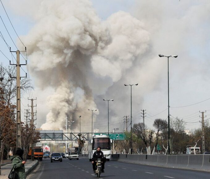 Capital do Irã, Teerã sofre dia de intensos bombardeios