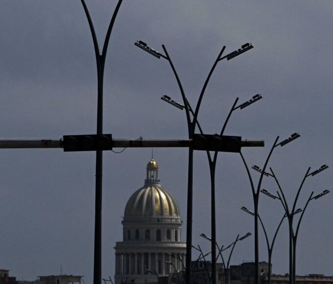 Costa Rica expulsa diplomatas cubanos e fecha embaixada em Havana