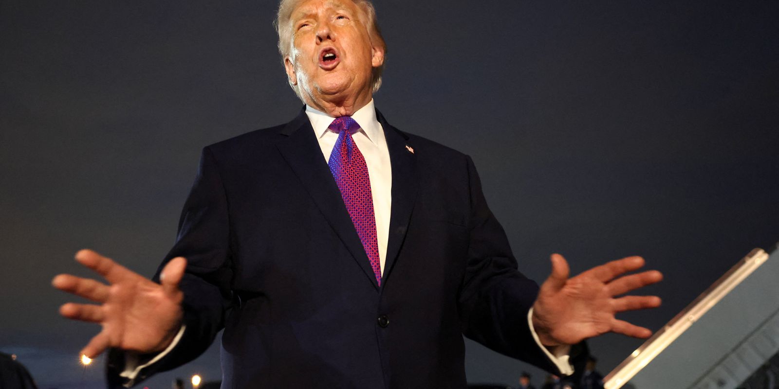 Donald Trump decide adiar ataques ao Irã por cinco dias