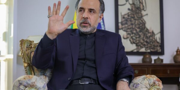 Embaixador do Irã diz que EUA usa diálogo político como "enganação"