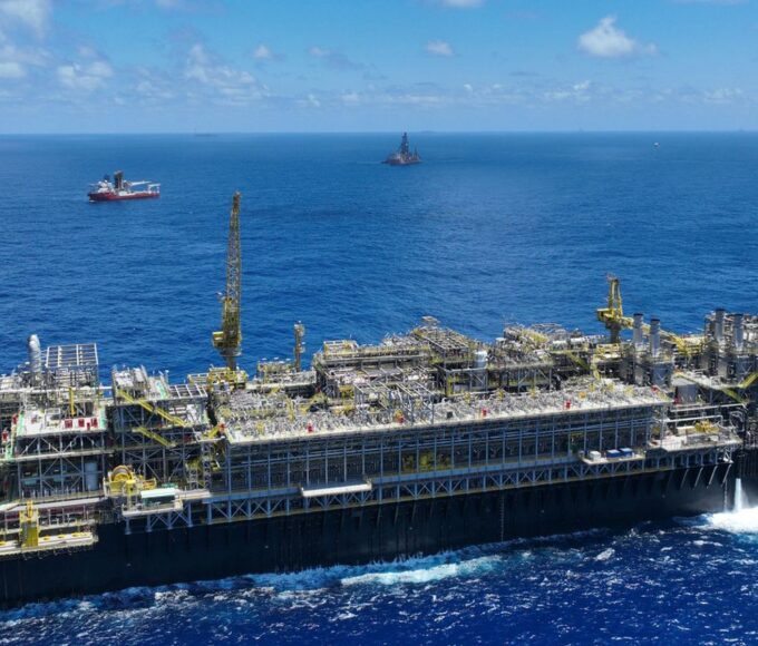 Europeus criticam flexibilização de sanções contra petróleo da Rússia