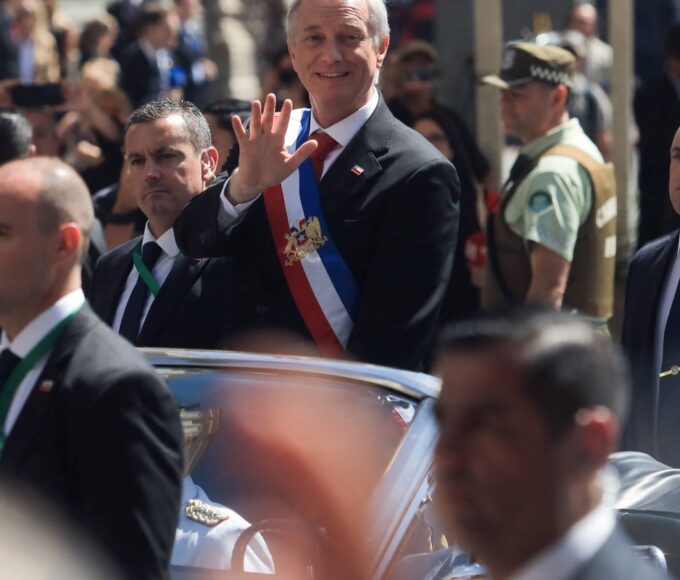 Kast assina decretos para criar muros anti-imigração no Chile