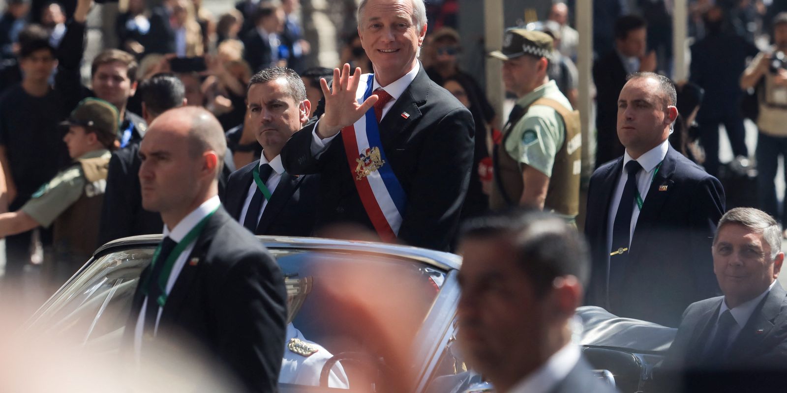 Kast assina decretos para criar muros anti-imigração no Chile