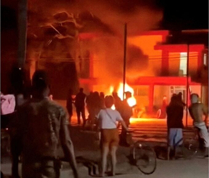 Manifestantes atacam escritório do Partido Comunista em Cuba