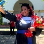 Mulher trans chega à universidade 25 anos após violência na escola