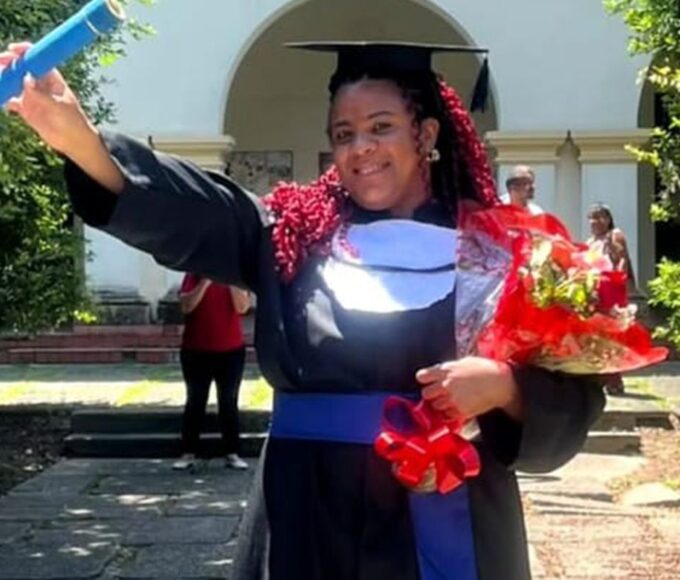 Mulher trans chega à universidade 25 anos após violência na escola