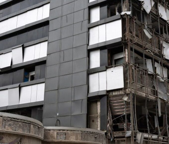 Novos ataques aéreos atingem Irã e Israel; Irã nega negociação com EUA