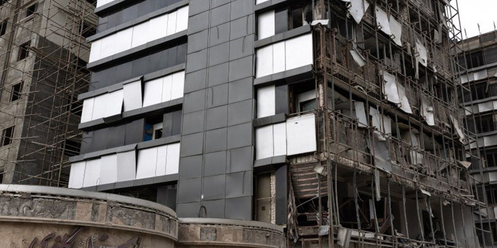 Novos ataques aéreos atingem Irã e Israel; Irã nega negociação com EUA