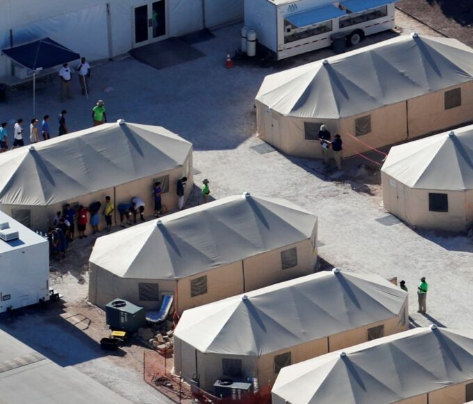 Número de imigrantes mortos em centros de detenção dos EUA chega a 14