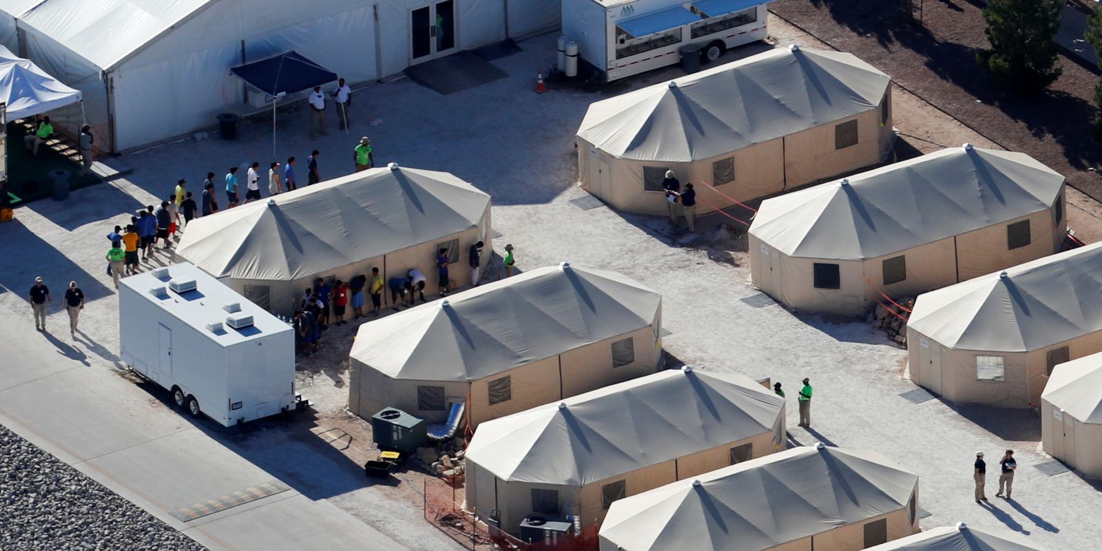 Número de imigrantes mortos em centros de detenção dos EUA chega a 14