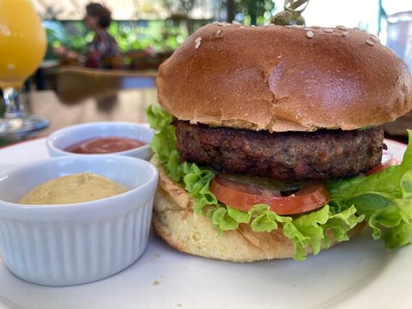 Amazonika Burger servido no restaurante Casa Camolese, Rio de Janeiro, desenvolvido pela parceria Embrapa Agroindústria de Alimentos e Amazonika Mundi