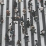 Pessoas andando, centro urbano