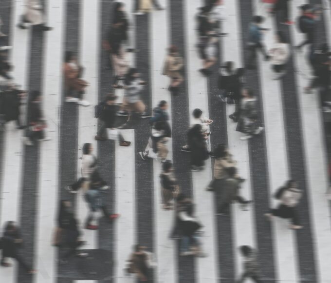 Pessoas andando, centro urbano