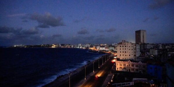 Trem leva alimentos, itens médicos e painéis solares para Cuba