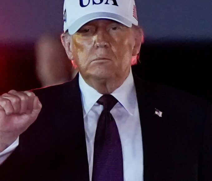 Trump diz que EUA podem ir “muito além” em conflito contra o Irã