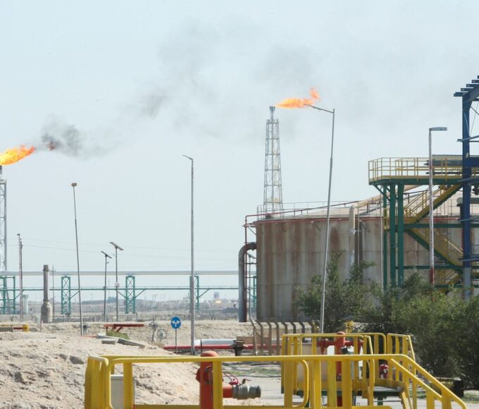 Ataques ao Irã provocam aumento no petróleo e atingem economia global