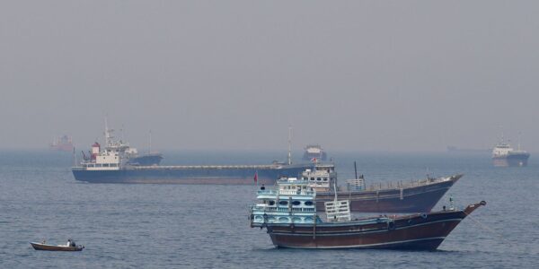 Em meio a impasse, Irã e EUA disputam controle do Estreito de Ormuz