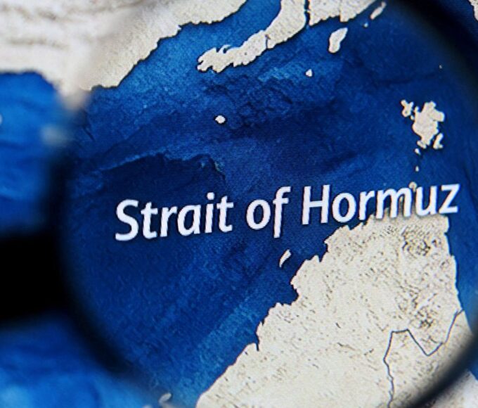 Em meio a negociações, Irã retoma bloqueio do Estreito de Ormuz
