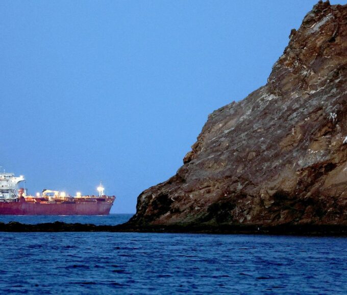 Irã apreende embarcações comerciais estrangeiras no Estreito de Ormuz