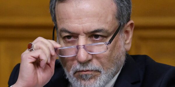 Irã confirma pausa em ataques e trânsito seguro no Estreito de Ormuz