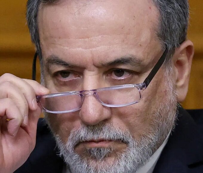 Irã confirma pausa em ataques e trânsito seguro no Estreito de Ormuz