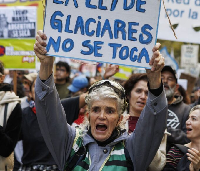 Jerusalém reabre locais sagrados e Argentina altera Lei de Geleiras